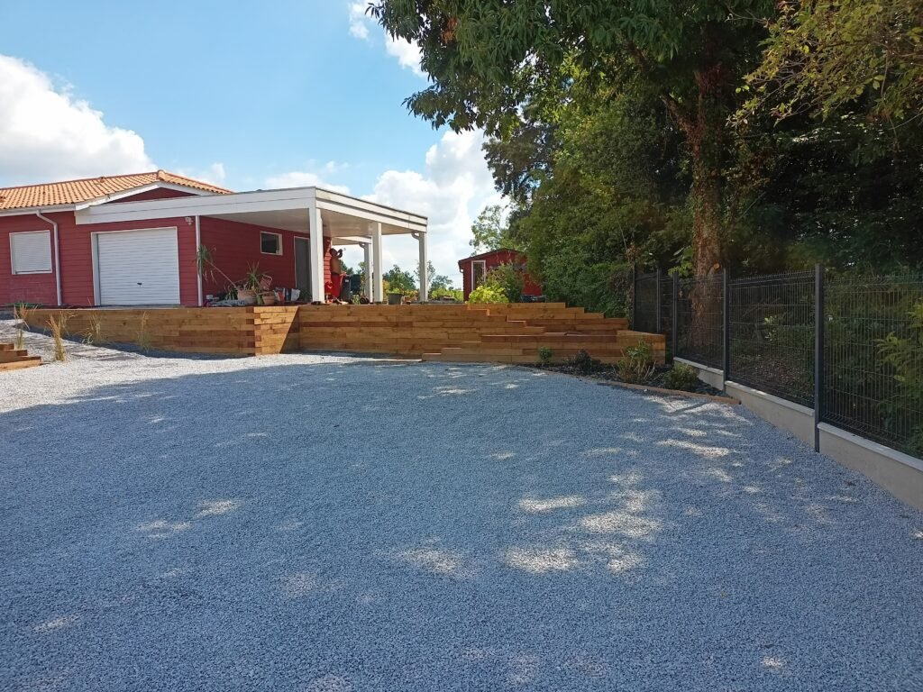 Allée de jardin carrossable en concassé réalisée par Paysa Concept