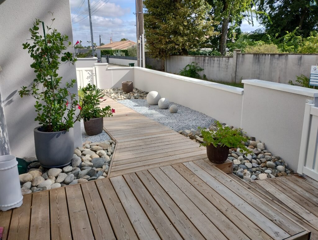 allee en bois et galet